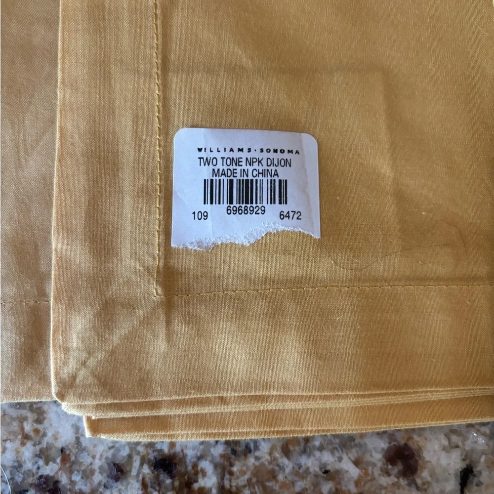 Williams Sonoma NWT set of 4 Dijon Yellow cotton Napkins